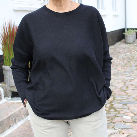 sort løs trøje i 100% fint merinould