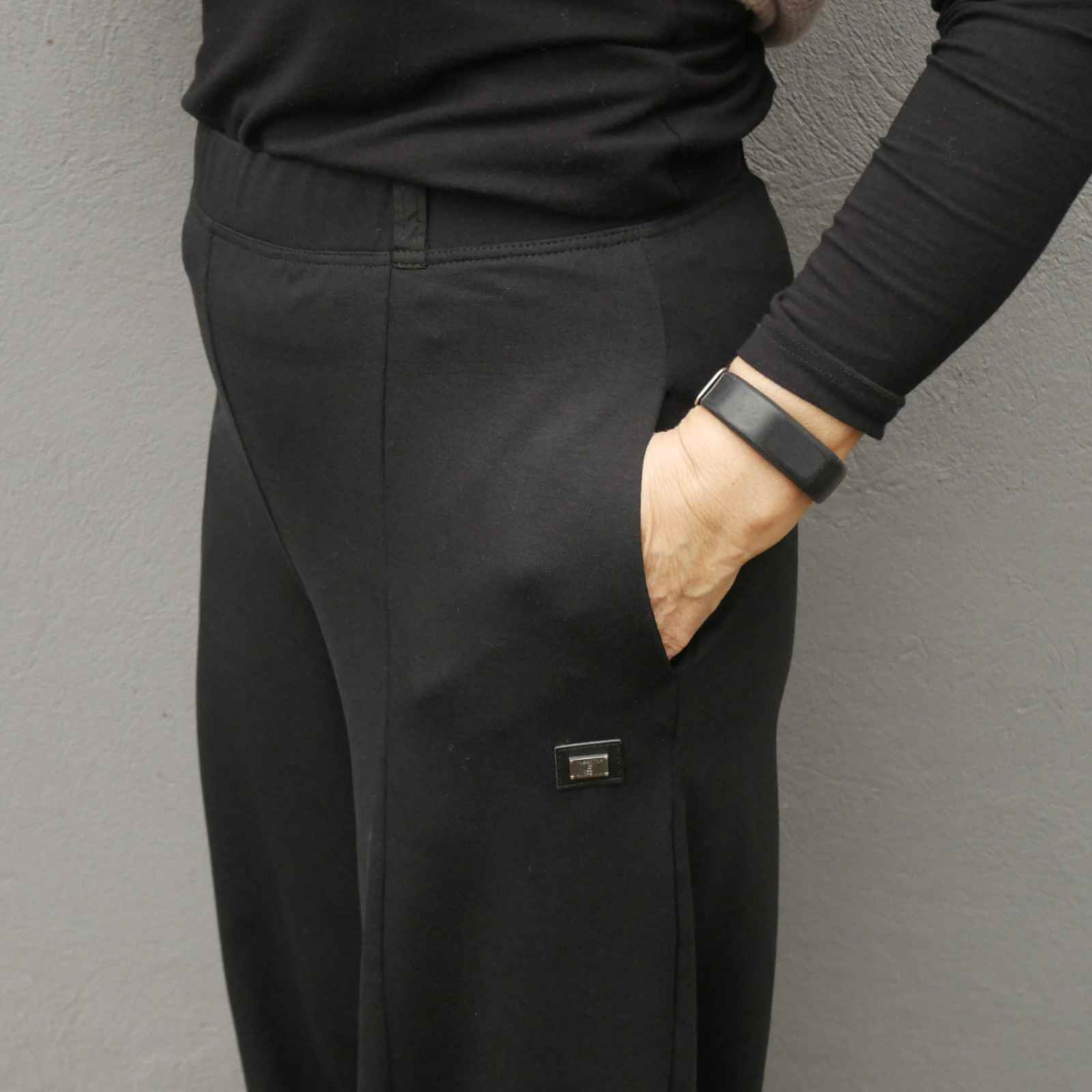 Sidelomme på sorte viskose bukser fra E-Avantgarde