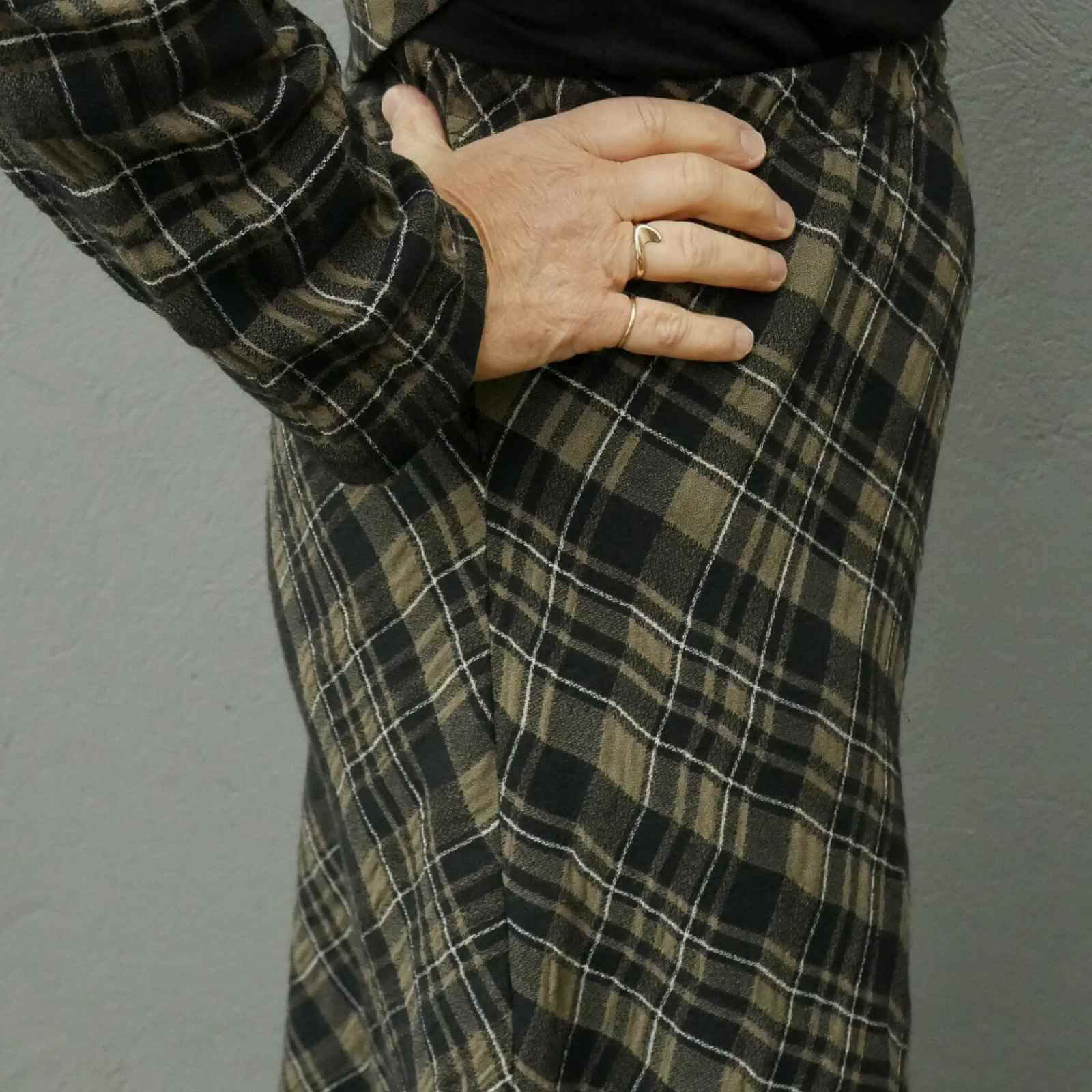 Grøn ternet nederdel med elastik i taljen fra E-Avantgarde