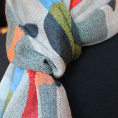 Nærbillede af farver på uld silke tørklæde med abstrakt mønster -Anbi