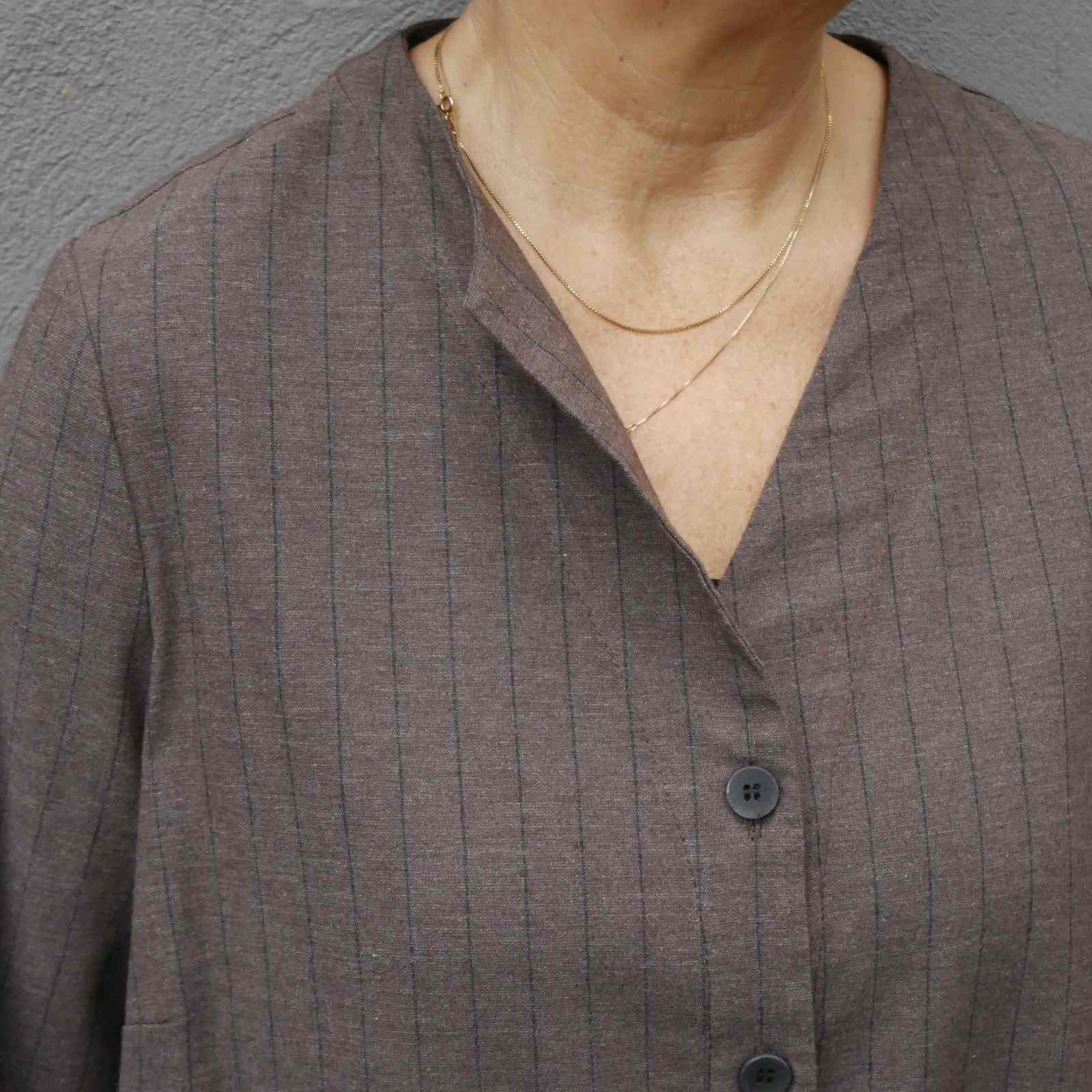 V-hals på brun skjortekjole fra E-Avantgarde