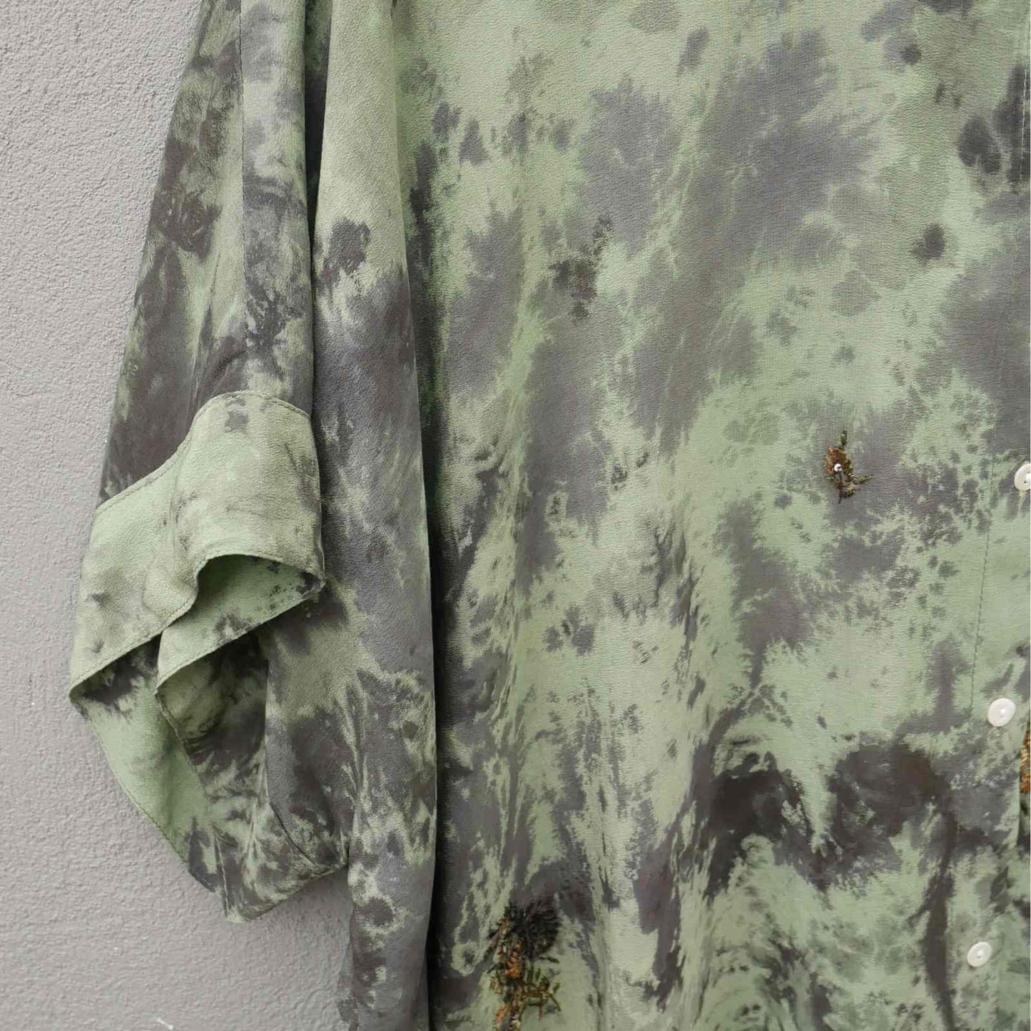 Ærme på grøn silke skjorte fra Cofur