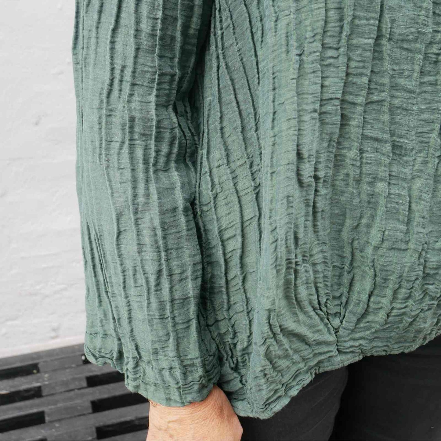 Ærme detalje på grøn Grizas bluse i kreppet hør silke