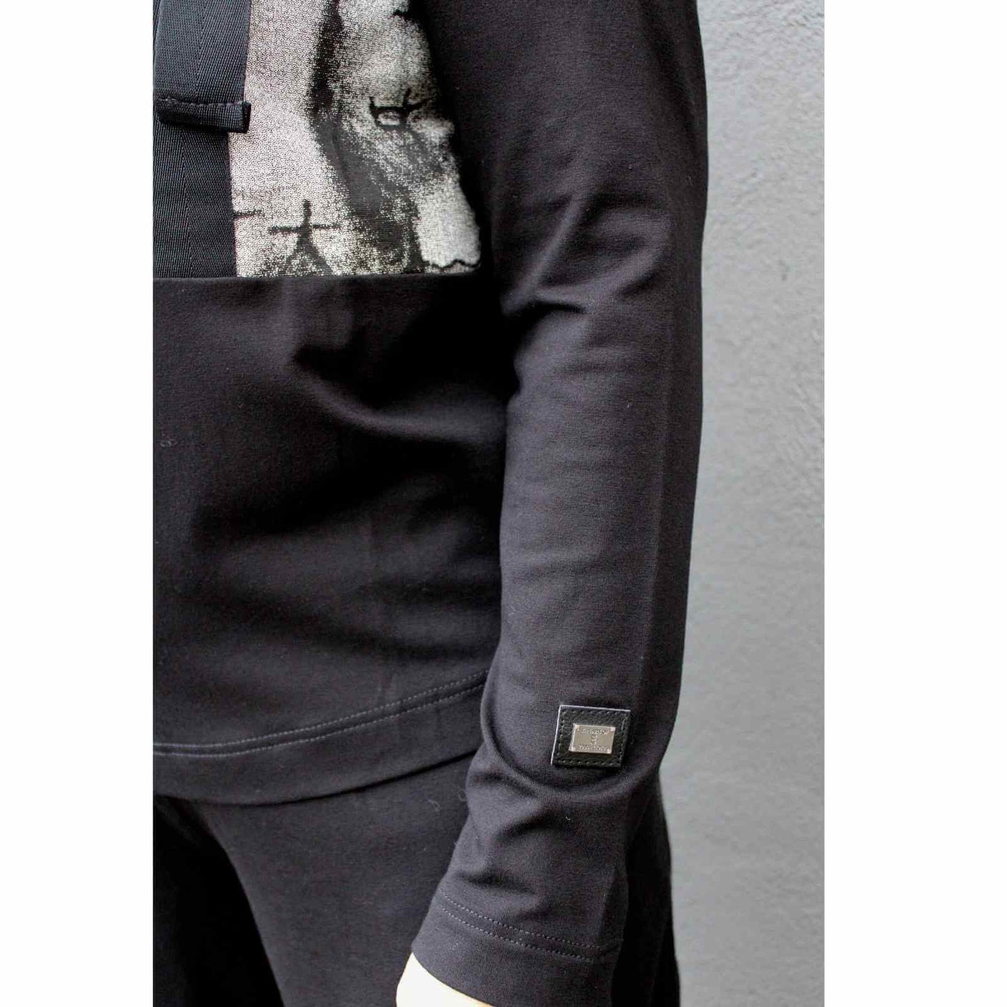Ærme detalje på sort bluse med rem fra E-Avantgarde