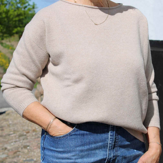 beige striktrøje i virgin wool med blå jeans nederdel til