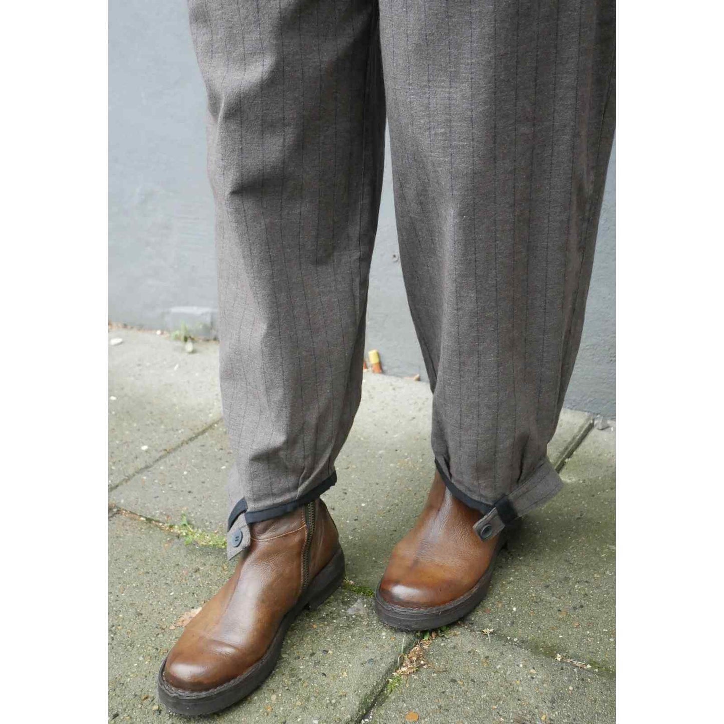 Knap detalje på brune habit bukser fra E-Avantgarde
