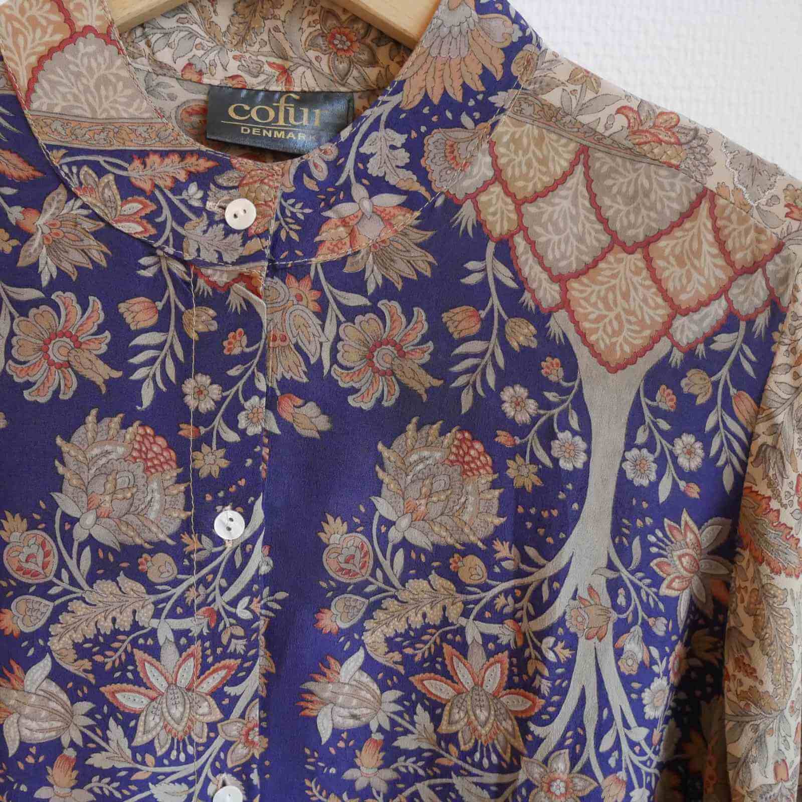 Blåt mønster på brun lang silkeskjorte fra Cofur