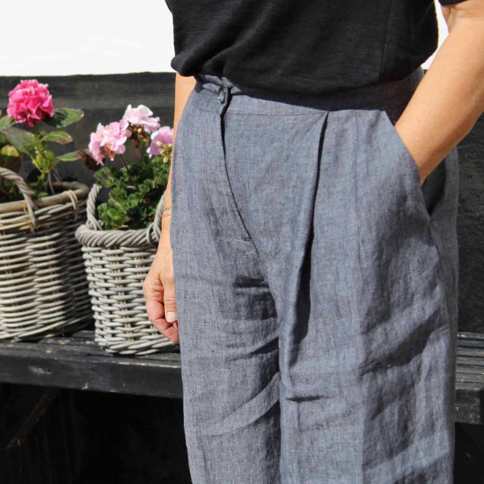 blå maleret hørbukser med sort t-shirt foran blomster