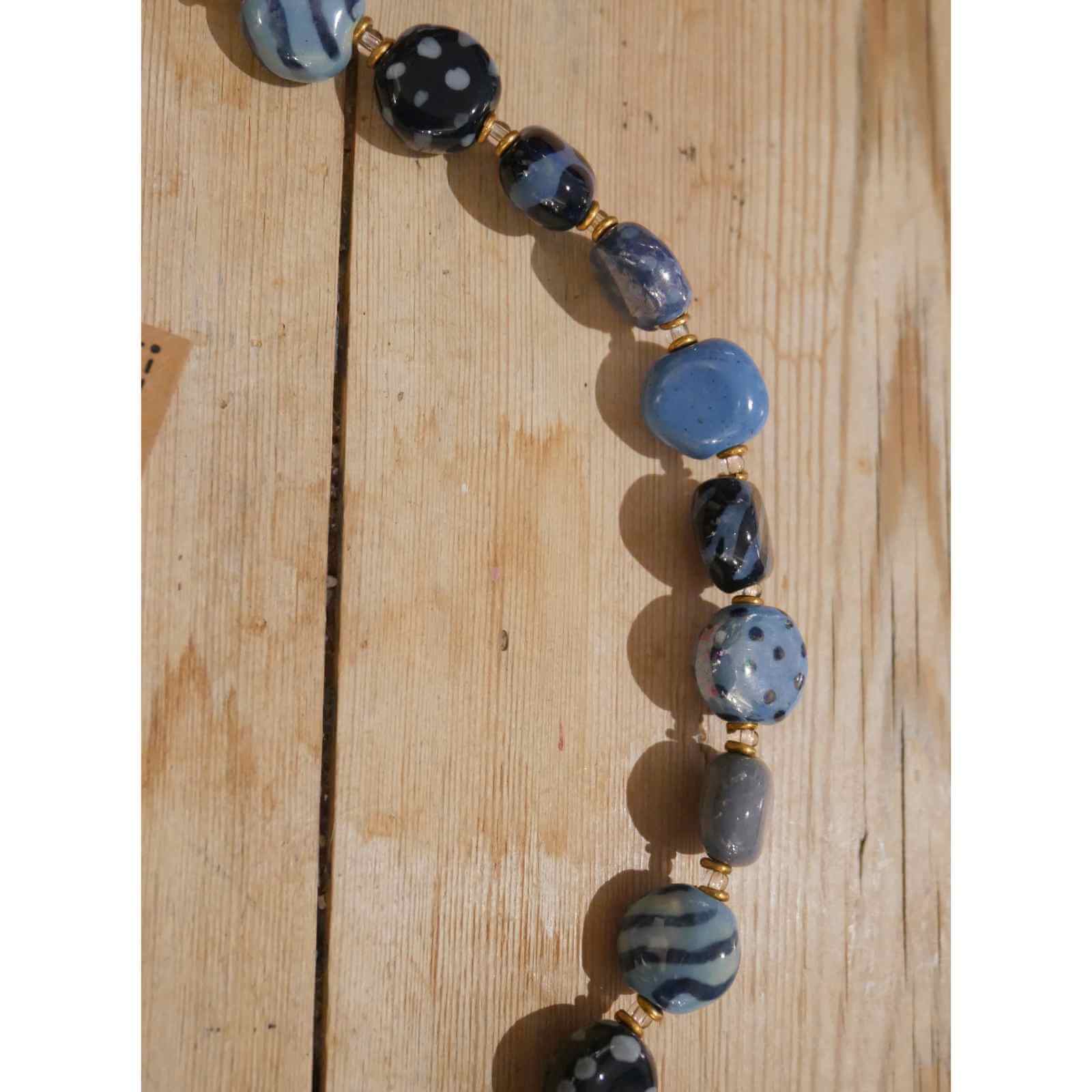 Perler i blå nuancer på halskæde fra Kazuri