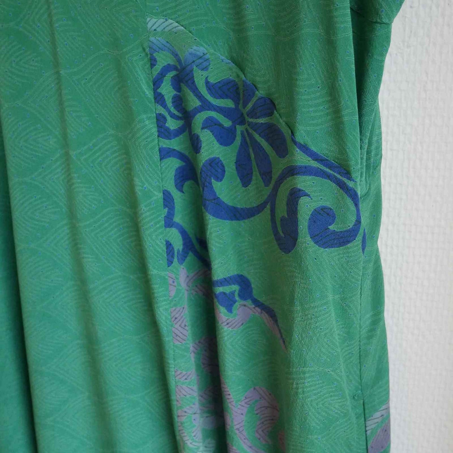 mønster på grøn silke kjole