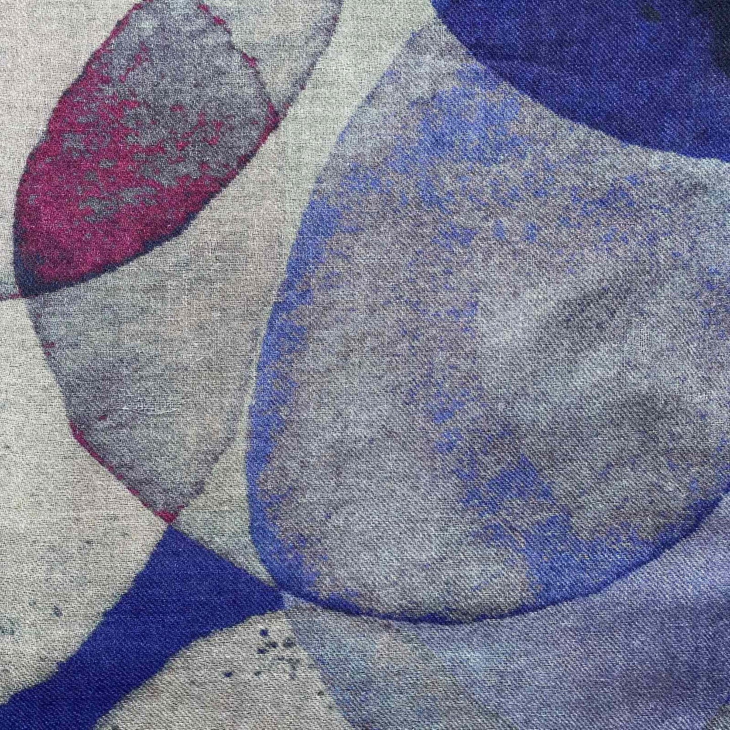 mønster på blåt tørklæde med lilla pletter