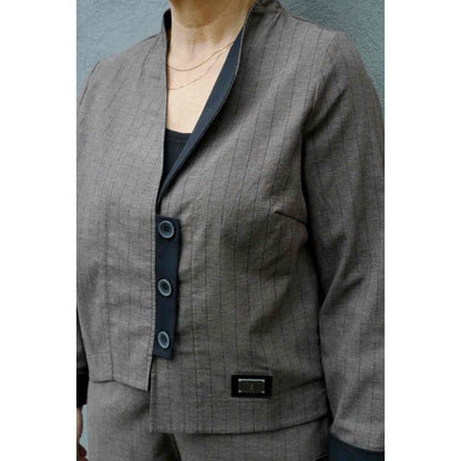 Brun habit jakke fra E-Avantgarde med V-hals og sort revers