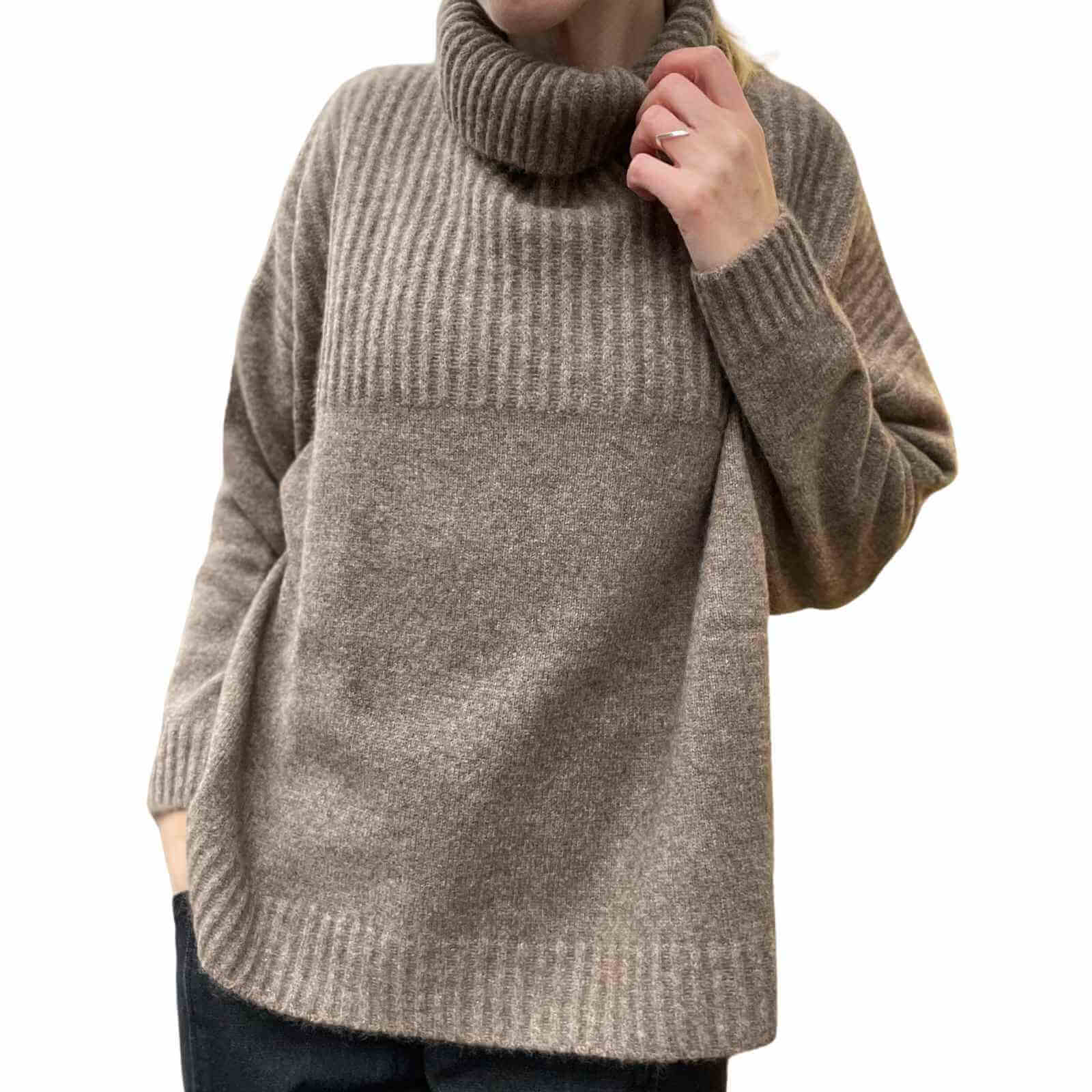 Brun sweater med rullekrave i 100% yak uld fra mansted