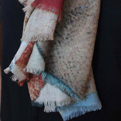Farve detaljer på brunt og turkis uld silke tørklæde hos Anbi