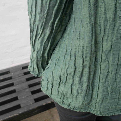 Detalje på grøn Grizas bluse i hør og silke