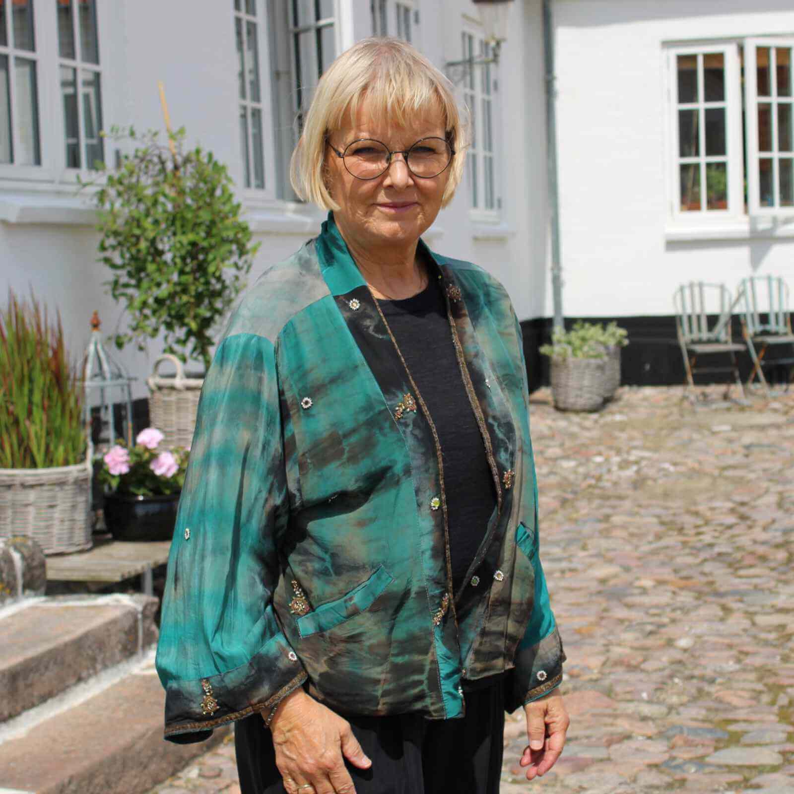 grøn silkejakke over sort tøj på Anbi Jette