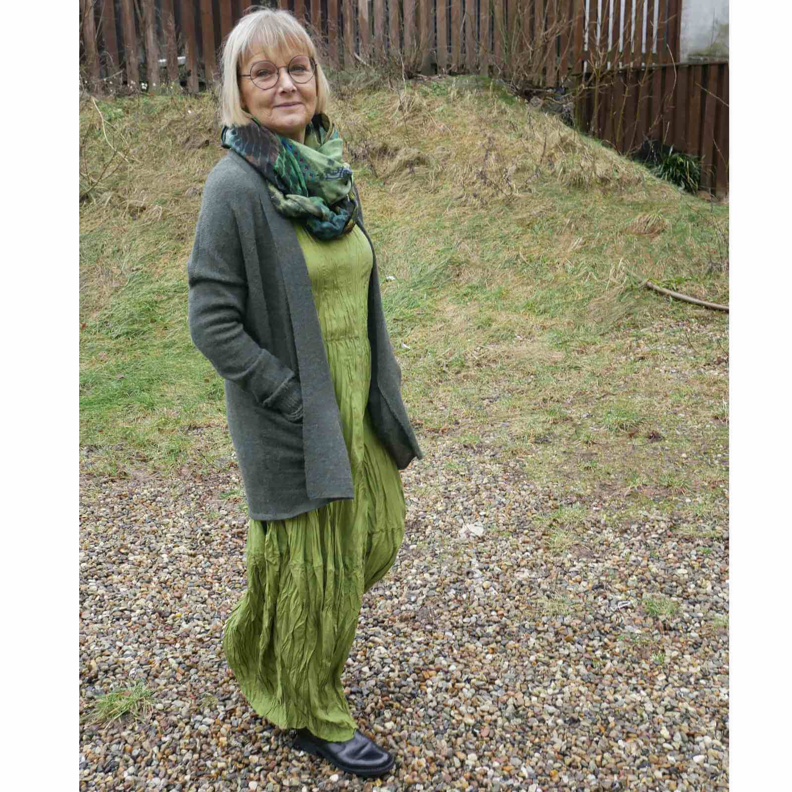 Lang grøn silkekjole stylet med cardigan og tørklæde