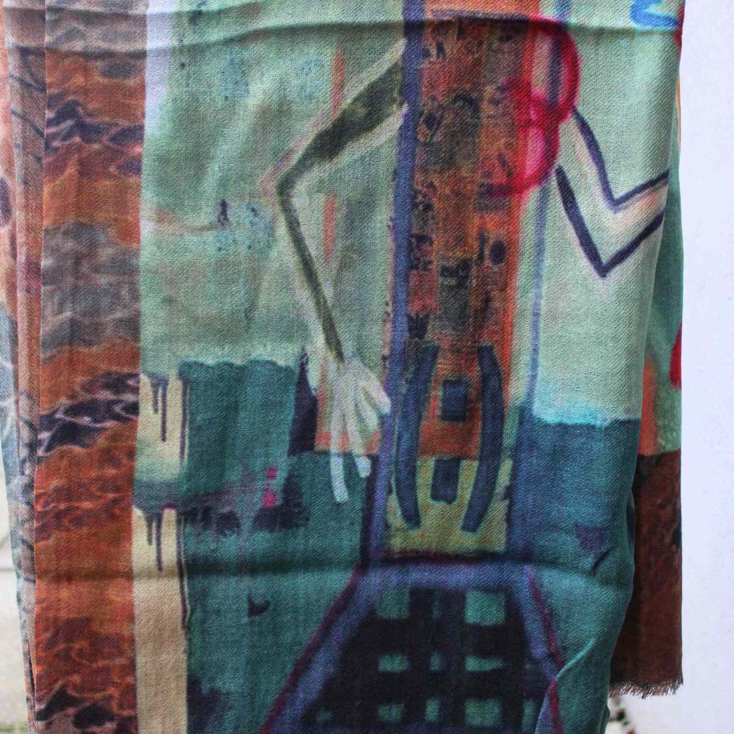 Grønne nuancer på kunst tørklæde hos Anbi