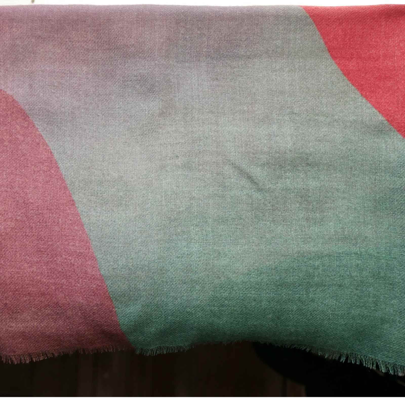 grøn og rosa nunacer på pastel uld tørklæde