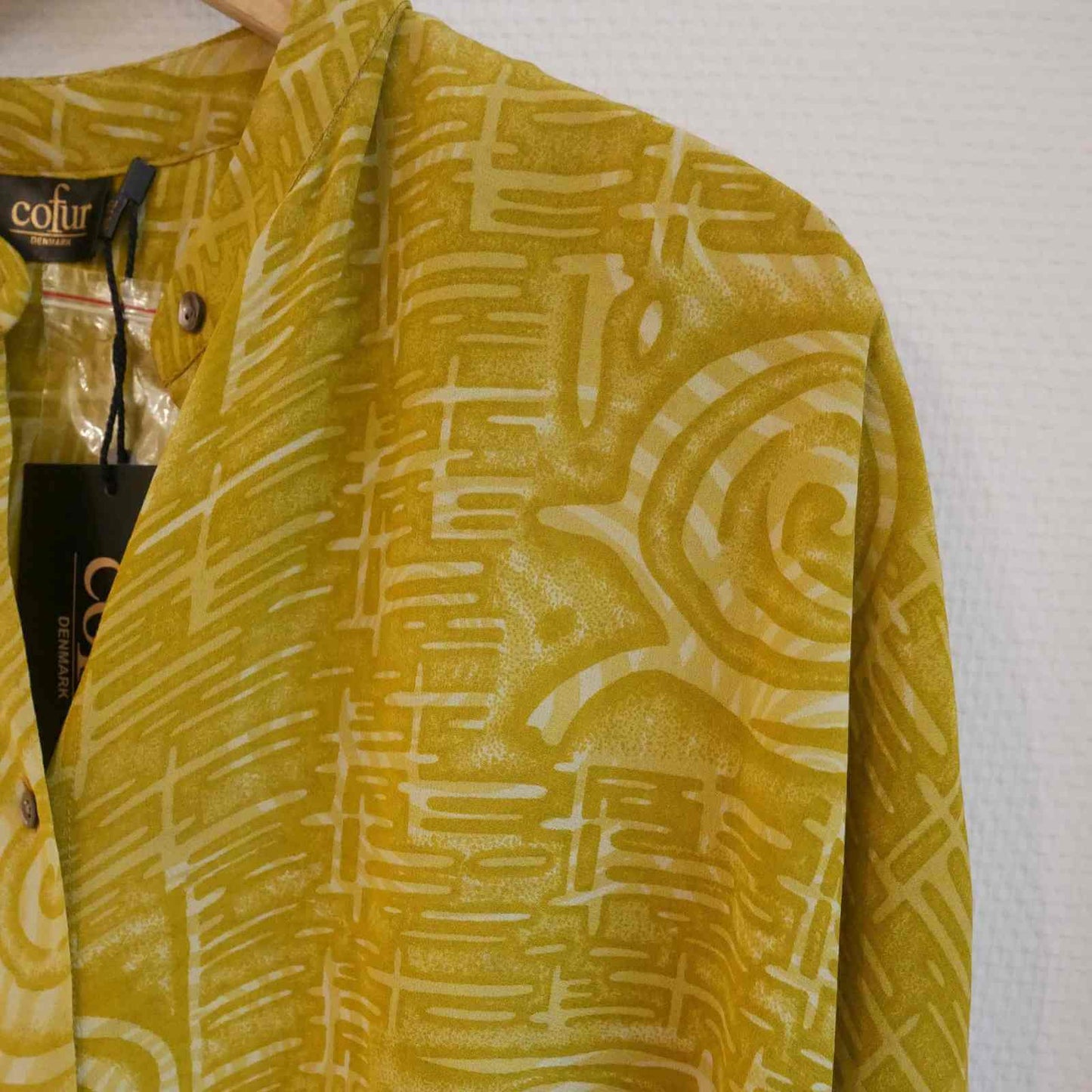 Stof detalje på lysegrøn silkeskjorte fra Cofur hos Anbi