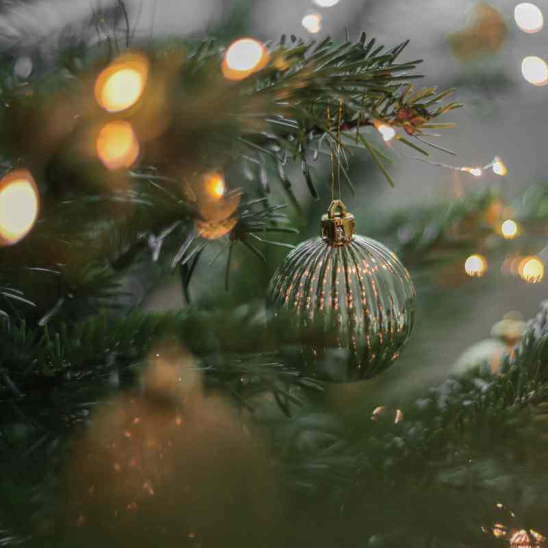 Julekugle på juletræ