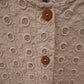 knapper og stof detalje på rosa bomuldsjakke fra Grizas