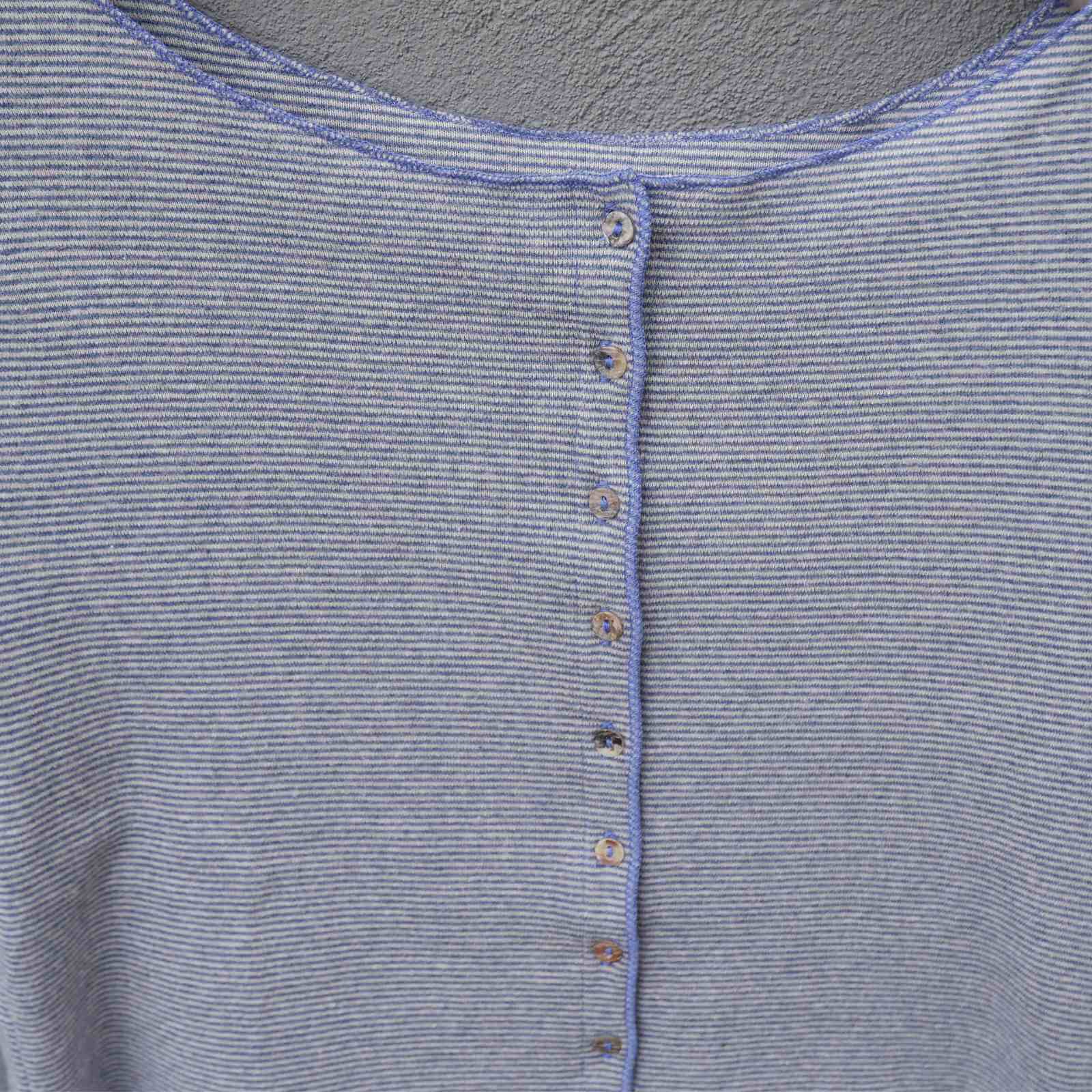 Knapper på blå stribet t-shirt fra Jalfe