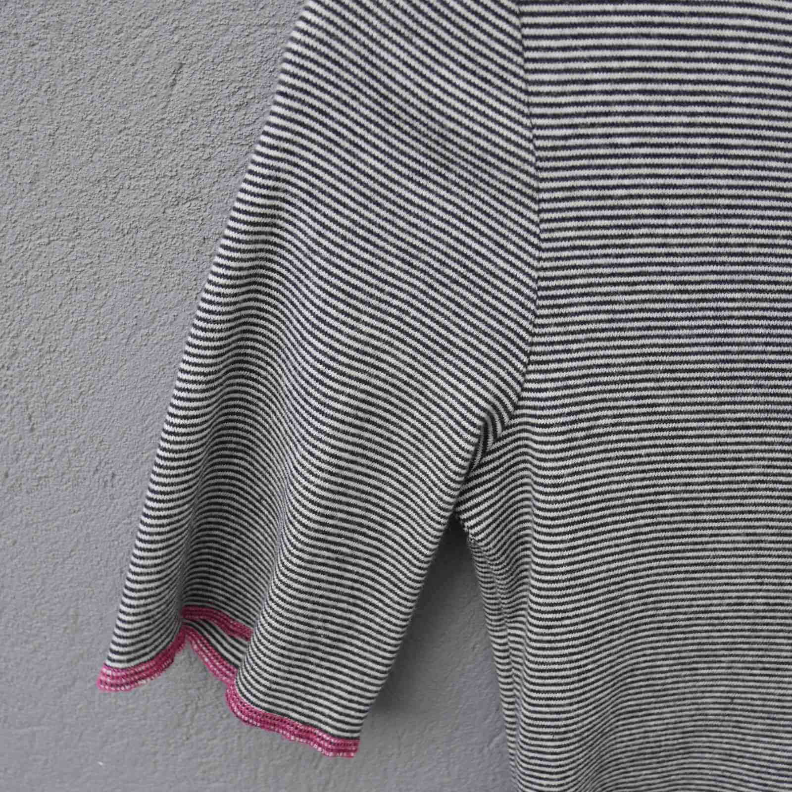 Ærme på sort hvid stribet t-shirt fra Jalfe med pink kant