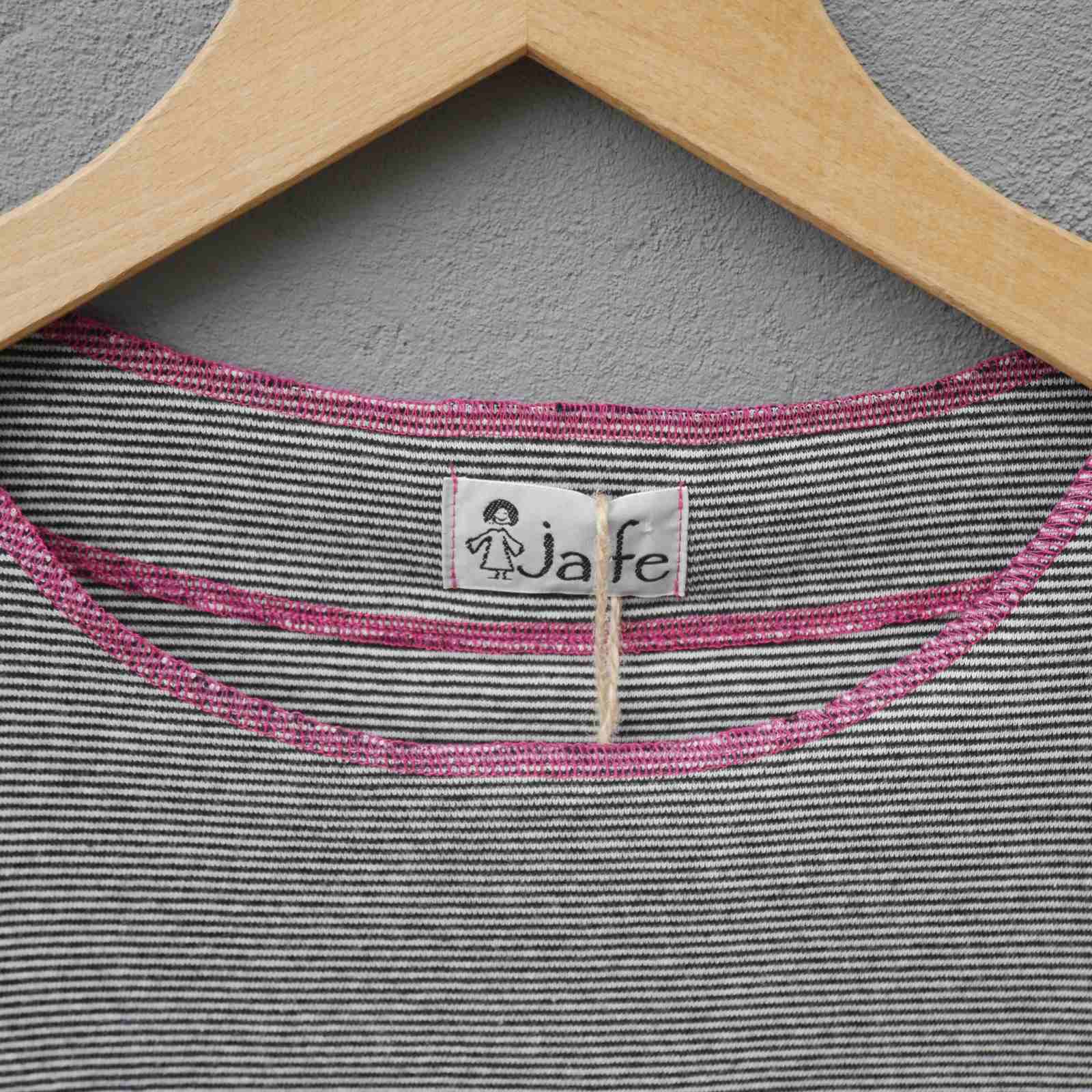 Hals med pink kant på stribet t-shirt fra Jalfe