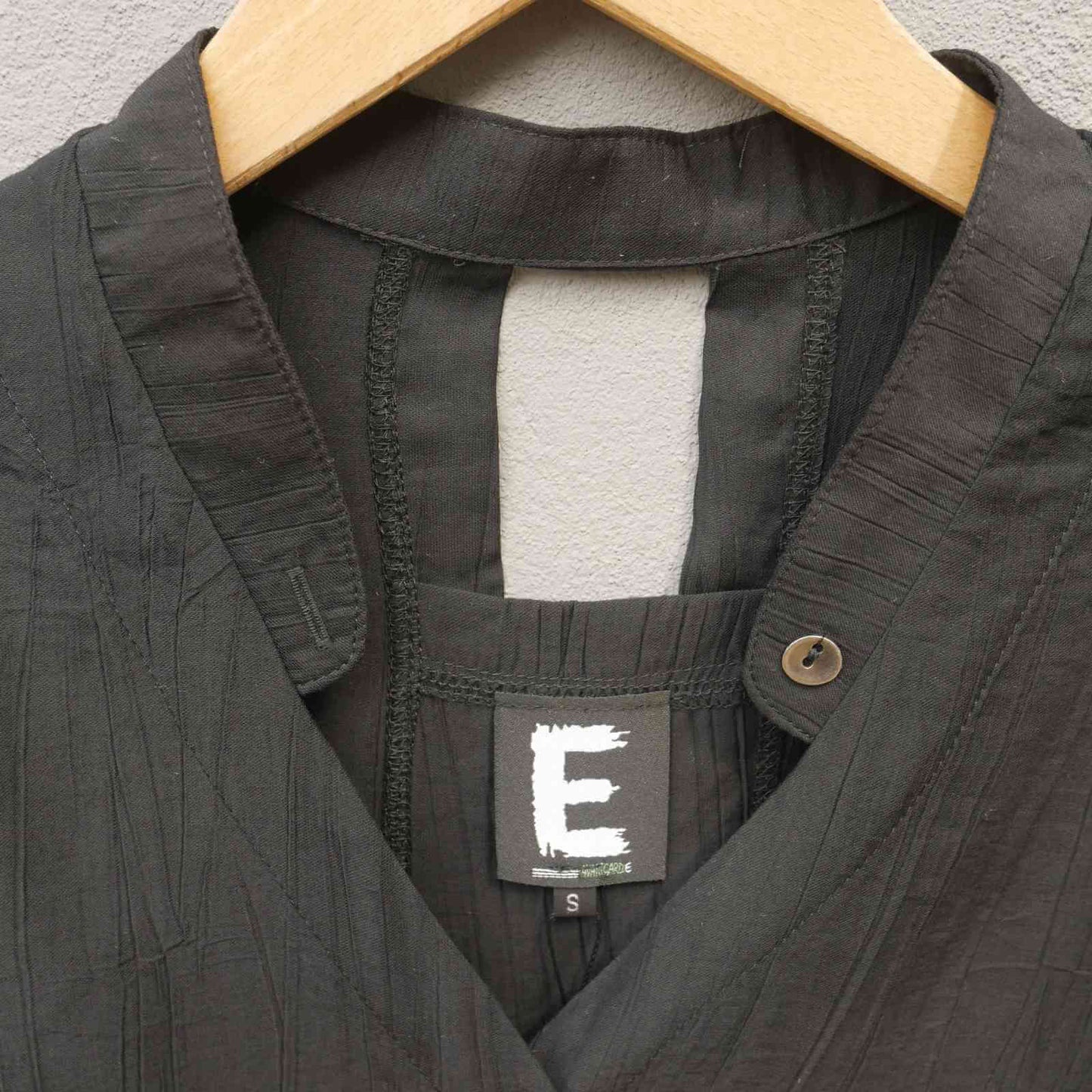 krave på sort viskose bluse fra E-Avantgarde