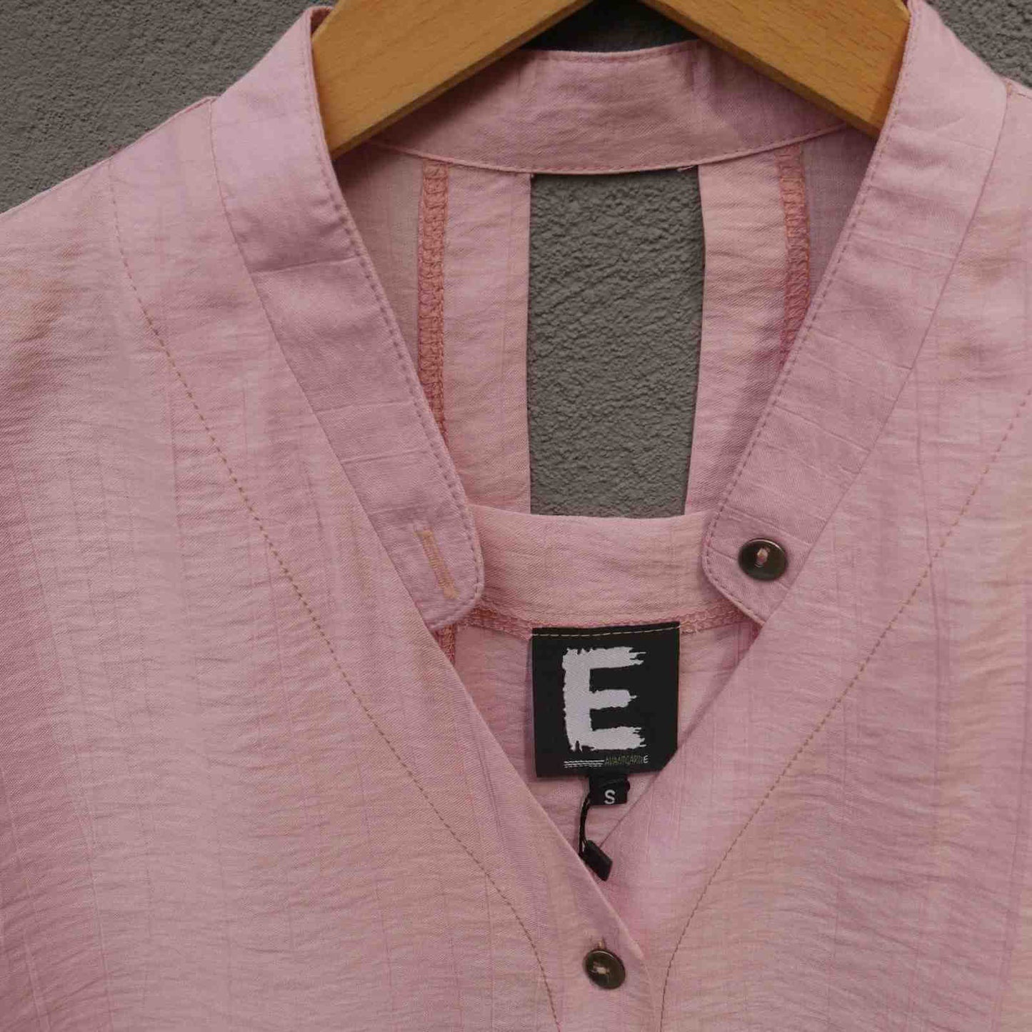 Krave på rosa viskose bluse fra E-Avantgarde