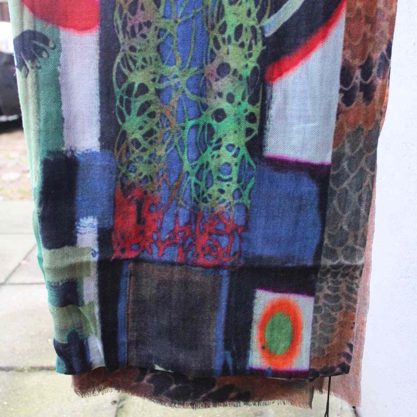 Abstrakt mønster på kunst tørklæde hos Anbi