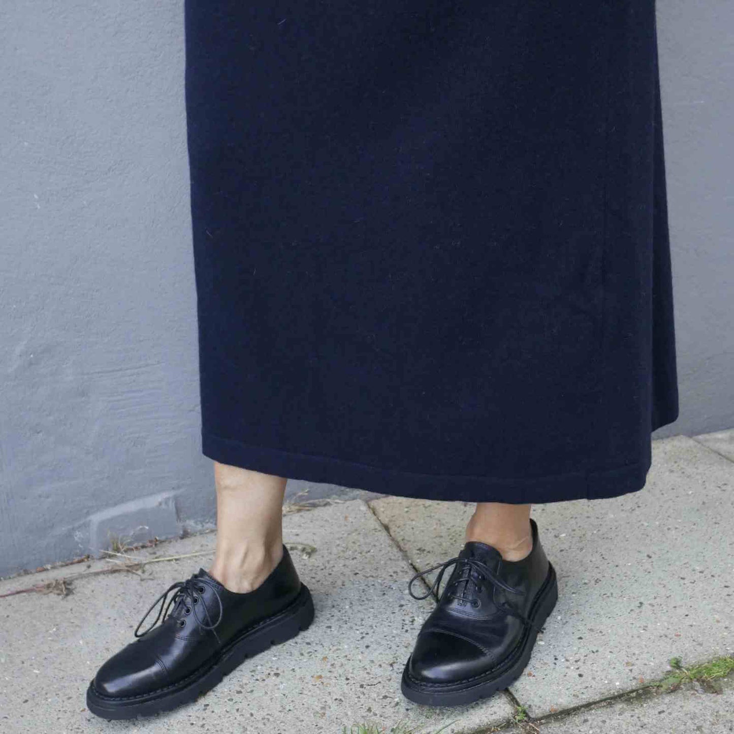 Lang blå smal uld nederdel med sorte sko