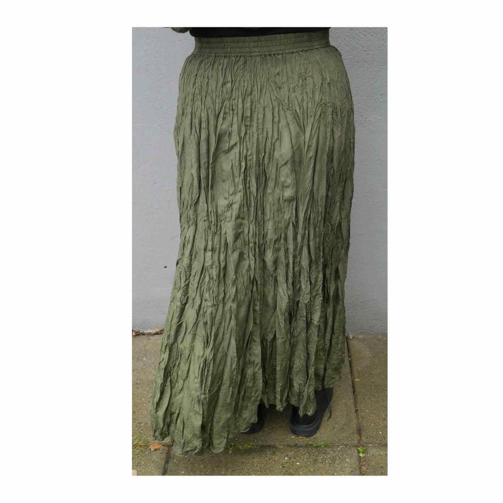 Olivengrøn silke nederdel bagfra
