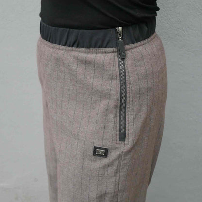 Elastik og lynlås i taljen på brune habit bukser fra E-Avantgarde