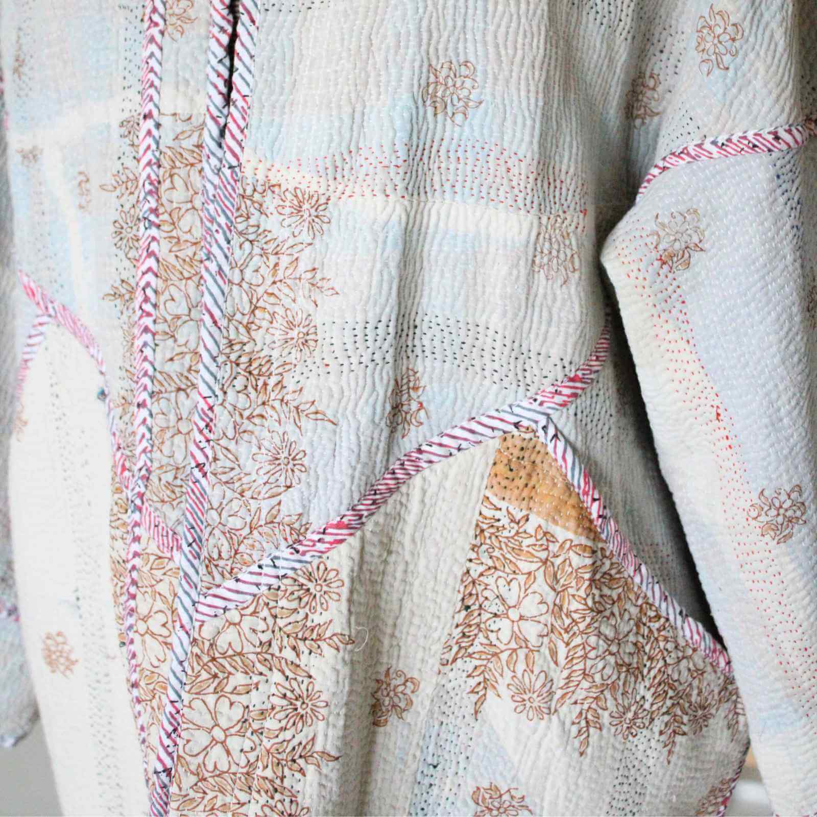 lomme på lyseblå kantha quiltet upcycled bomulds jakke