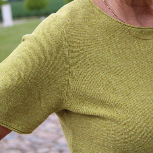 strik detalje på lys olivengrøn strikbluse