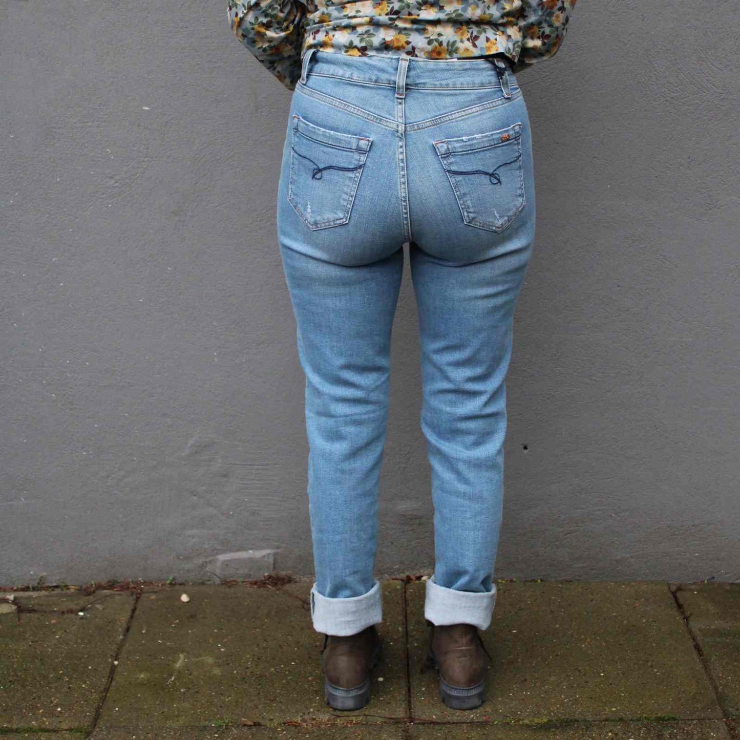 Klassiske Jonny Q jeans model 682 bagfra i old used blå