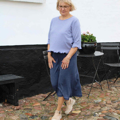 Anbi Jette lyseblå stribet bomuldsbluse og blå nederdel