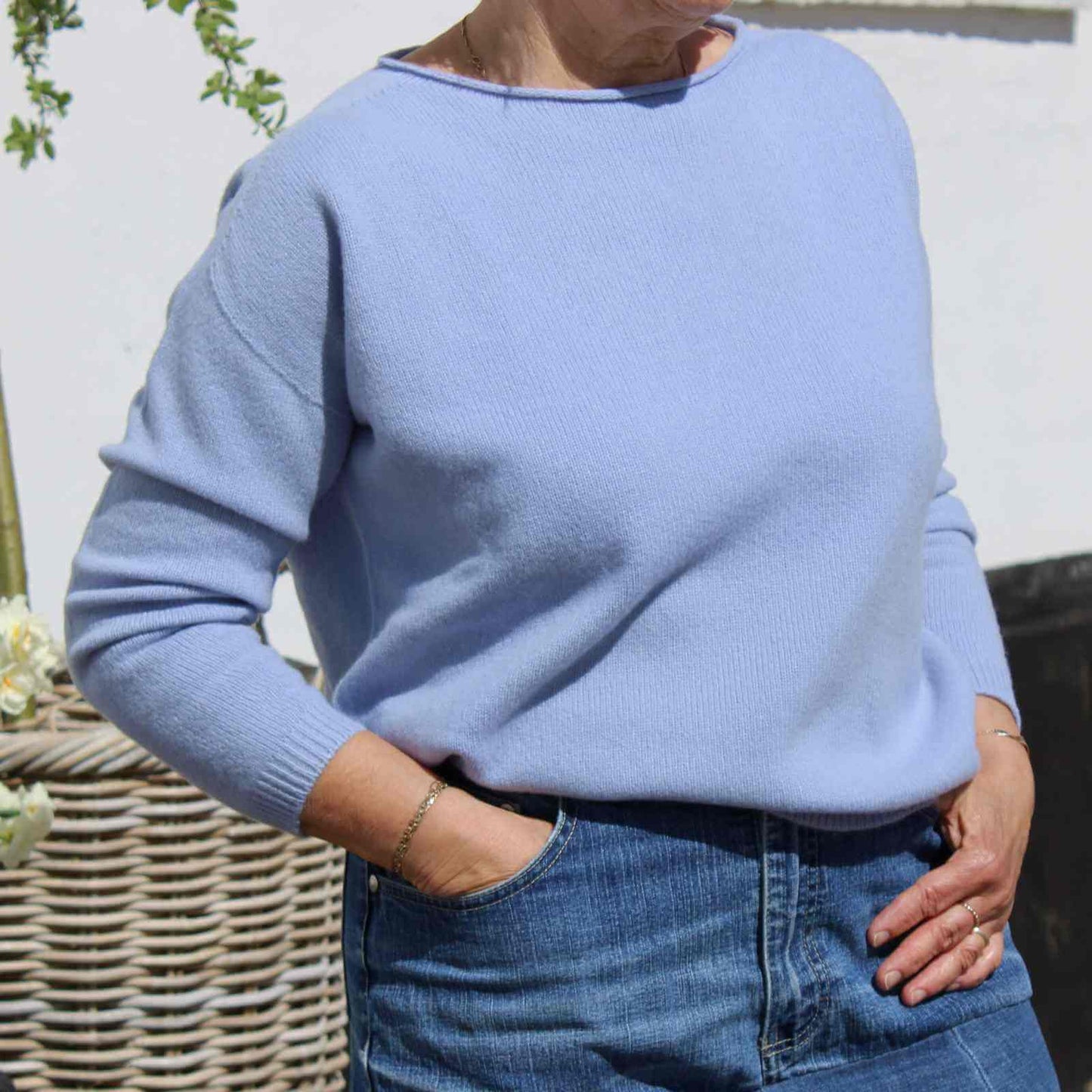 lyseblå Leda trøje i merinouldmed blå jeans nederdel