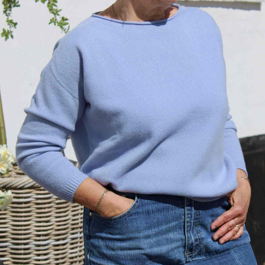 lyseblå Leda trøje i merinouldmed blå jeans nederdel