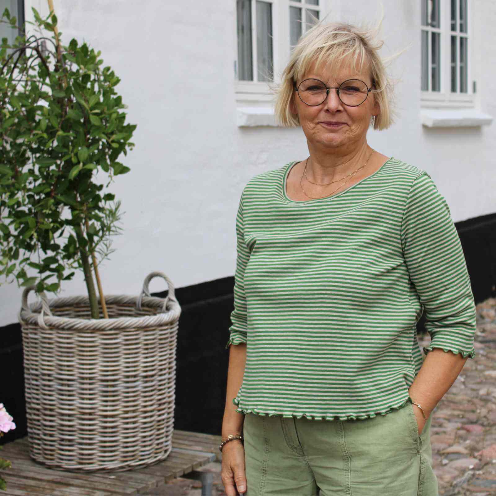 Anbi Jette i lysegrøn stribet økologisk bomuldsbluse