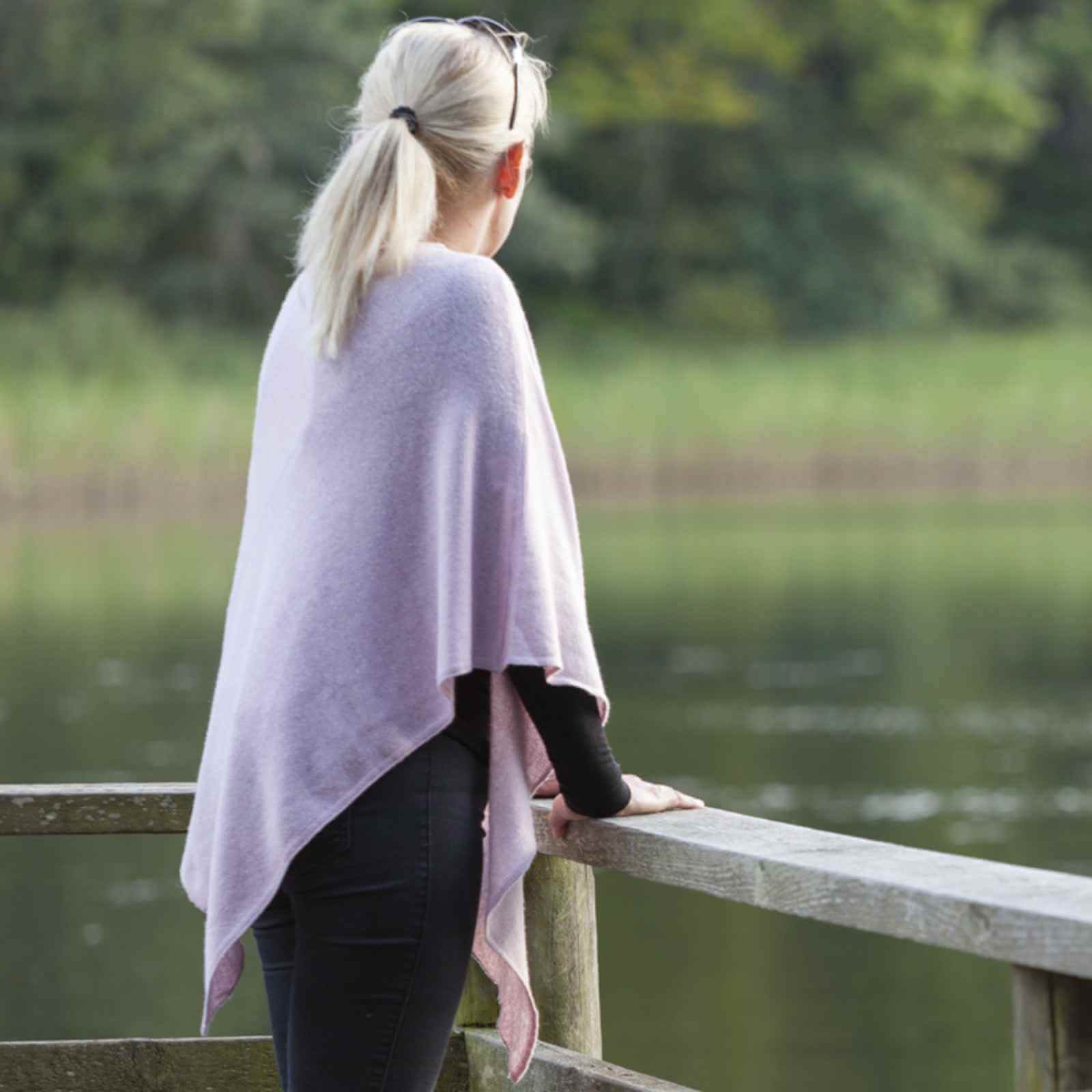 lyserød uld poncho fra Gorridsen Desgn