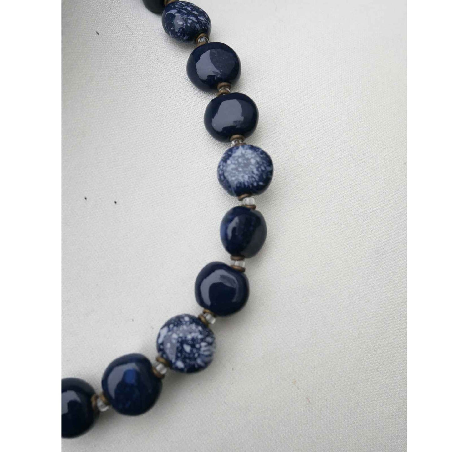 Smukke mørkeblå perler på halskæde
