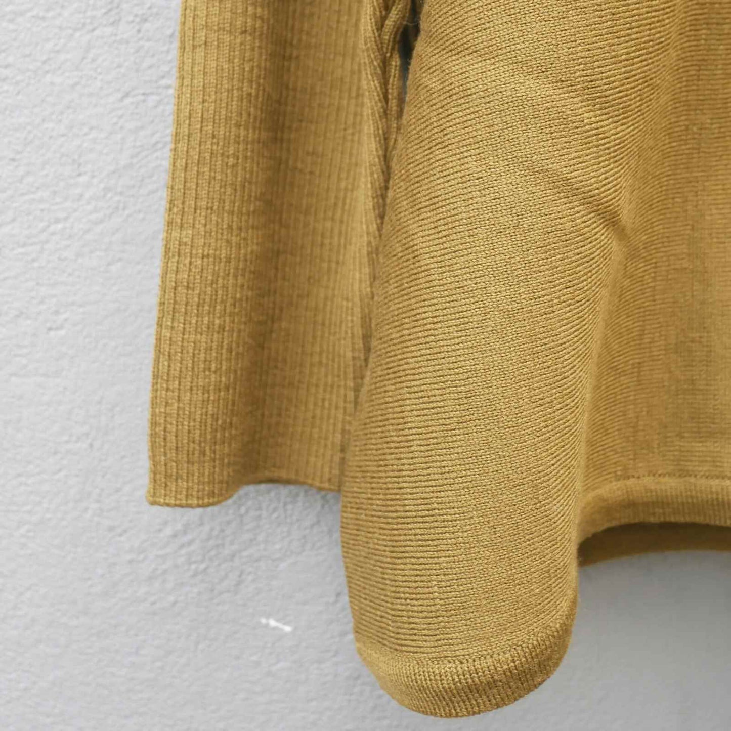 Ærme detalje på mosgrøn merino Ingrid blouse fra Muse Wear