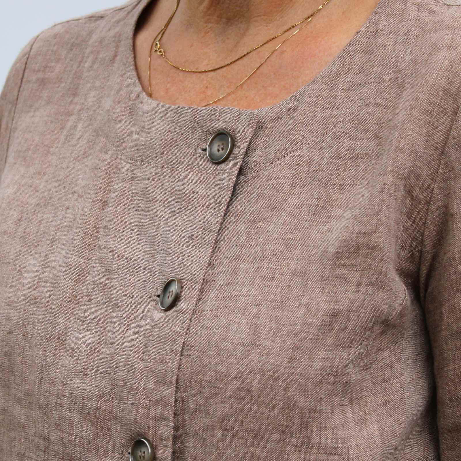 knapper på naturfarvet hørjakke