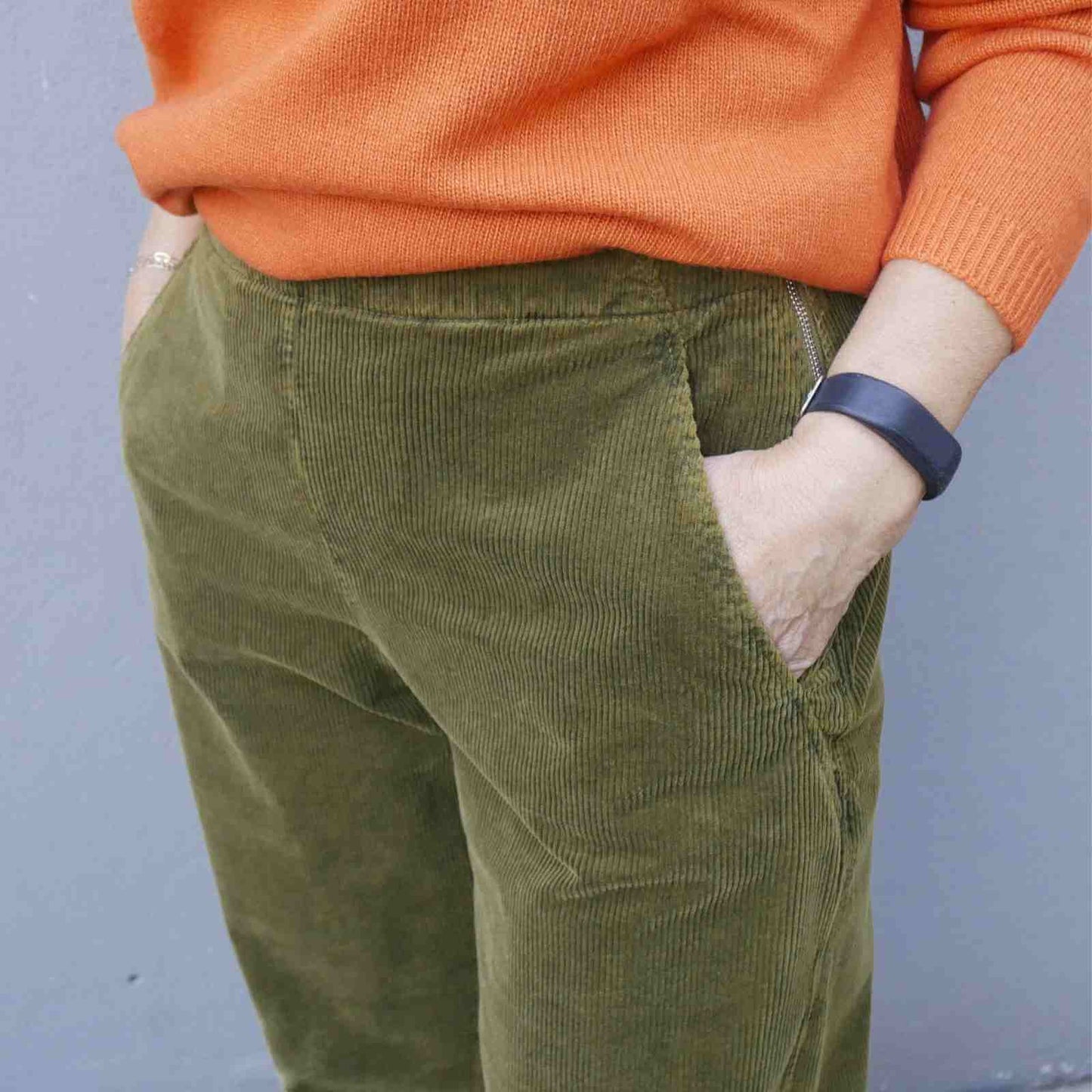 Orange Gorridsen trøje og grønne Oska bukser Anbi