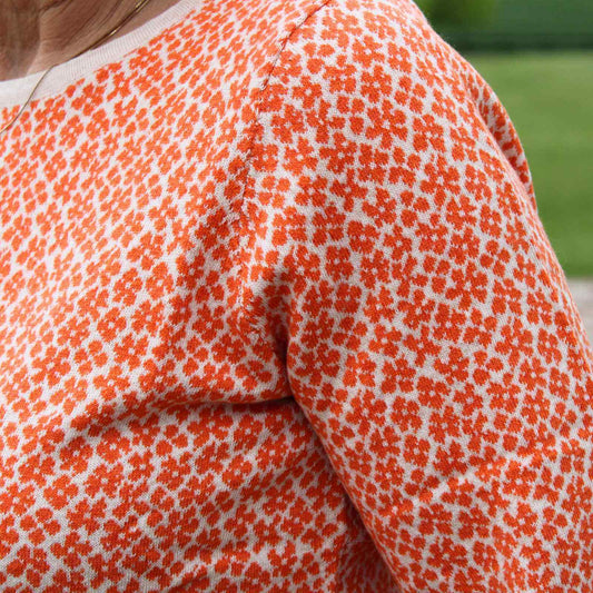 orange blomster detaljer på kortærmet strikbluse