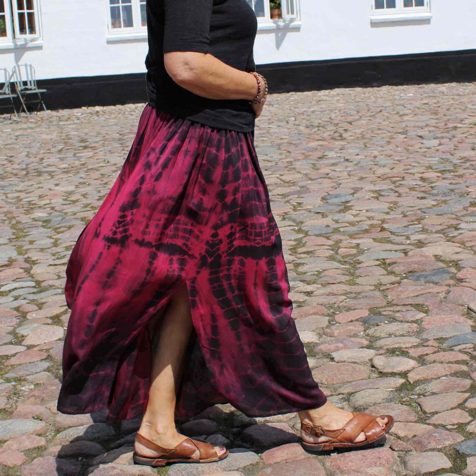 lang pink og sort silkenederdel med slids
