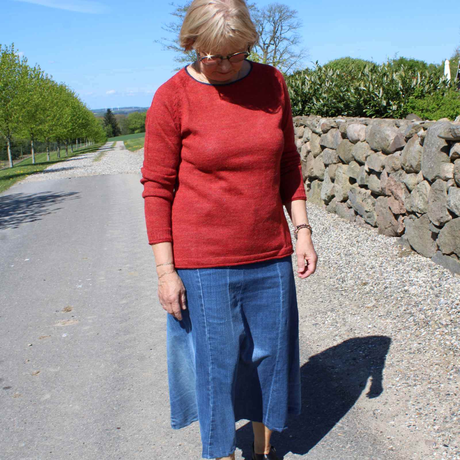 Anbi Jette i rød striktrøje og blå jeans nederdel